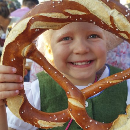 Niña con Brezel en Alemania Niña con Brezel en Alemania
